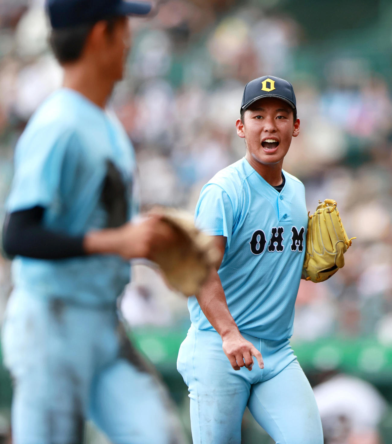 鶴岡東対近江　5回表土屋奏人1死一塁、山田（右）は前田を遊ゴロ併殺に仕留め声を上げベンチへ引き揚げる（撮影・上山淳一）
