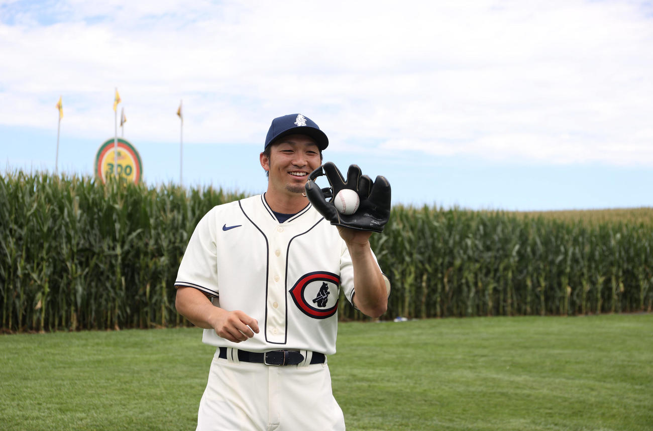 フィールド・オブ・ドリームス・ゲーム2022　カブス対レッズ　試合前、昔のグラブをつけてキャッチボールをするカブス鈴木（撮影・狩俣裕三）