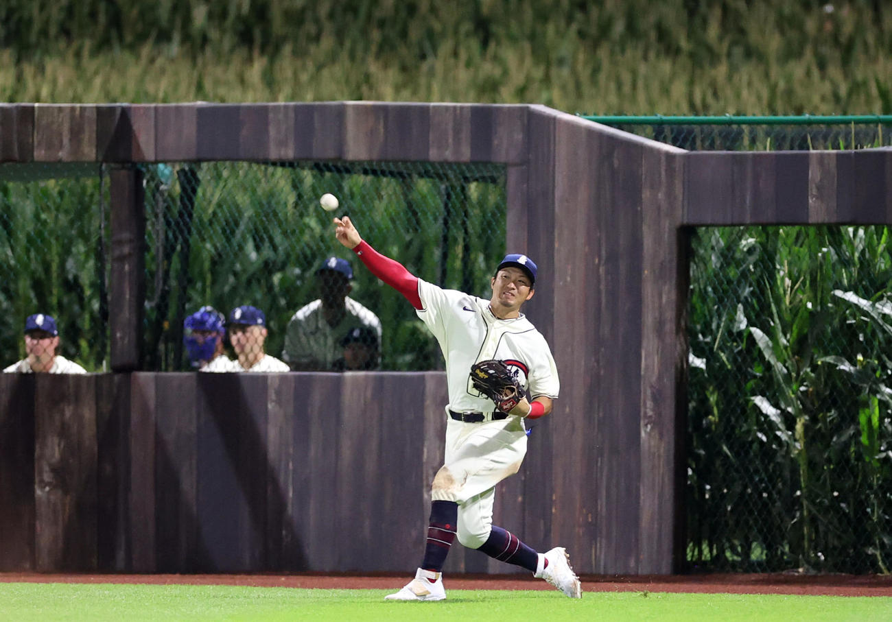 レッズ対カブス　7回裏レッズ無死一、二塁、レイノルズの適時二塁打の打球を処理し、力強く送球する鈴木（撮影・狩俣裕三）