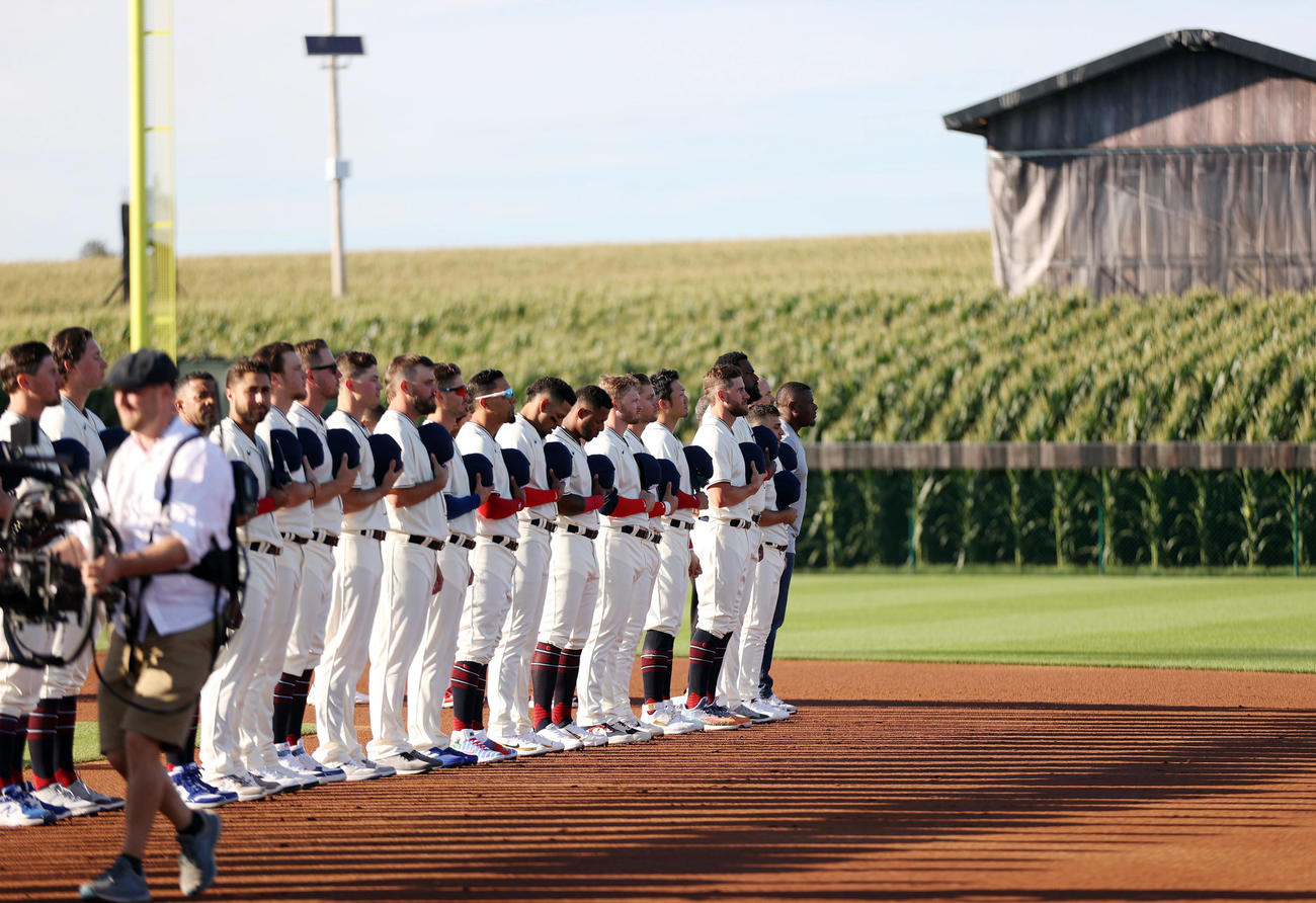 フィールド・オブ・ドリームス・ゲーム2022　レッズ対カブス　試合前、米国国歌独唱で整列する選手たち（撮影・狩俣裕三）