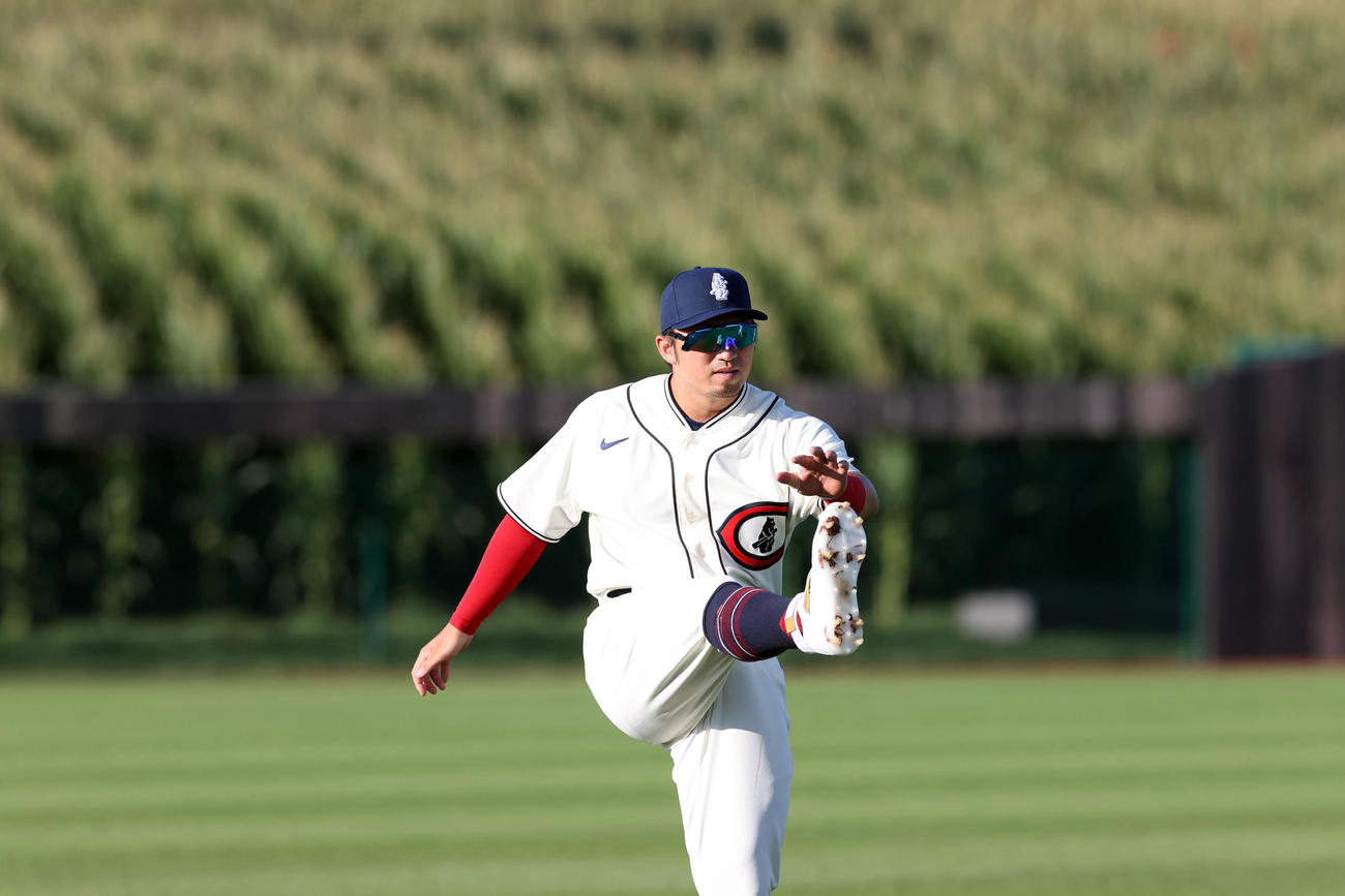 フィールド・オブ・ドリームス・ゲーム2022　レッズ対カブス　試合前、トウモロコシ畑をバックにウオーミングアップをするカブス鈴木（撮影・狩俣裕三）