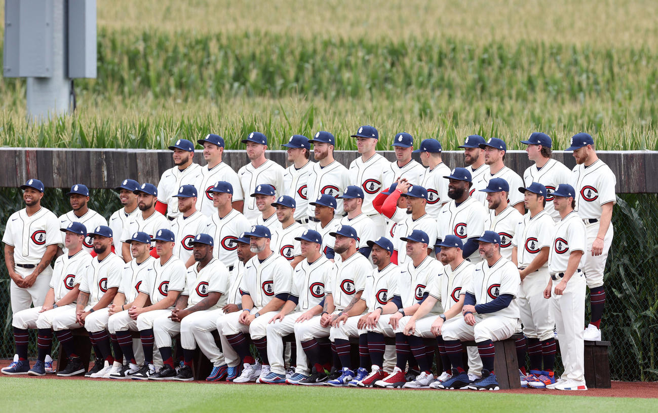 フィールド・オブ・ドリームス2022　カブス対レッズ　試合前、チームで記念撮影をするカブス鈴木（中列右から2人目）（撮影・狩俣裕三）