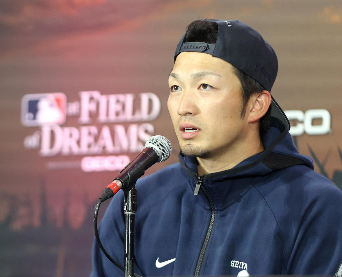 フィールド・オブ・ドリームス・ゲーム2022　レッズ対カブス　試合後の会見で試合の感想を話すカブス鈴木（撮影・狩俣裕三）