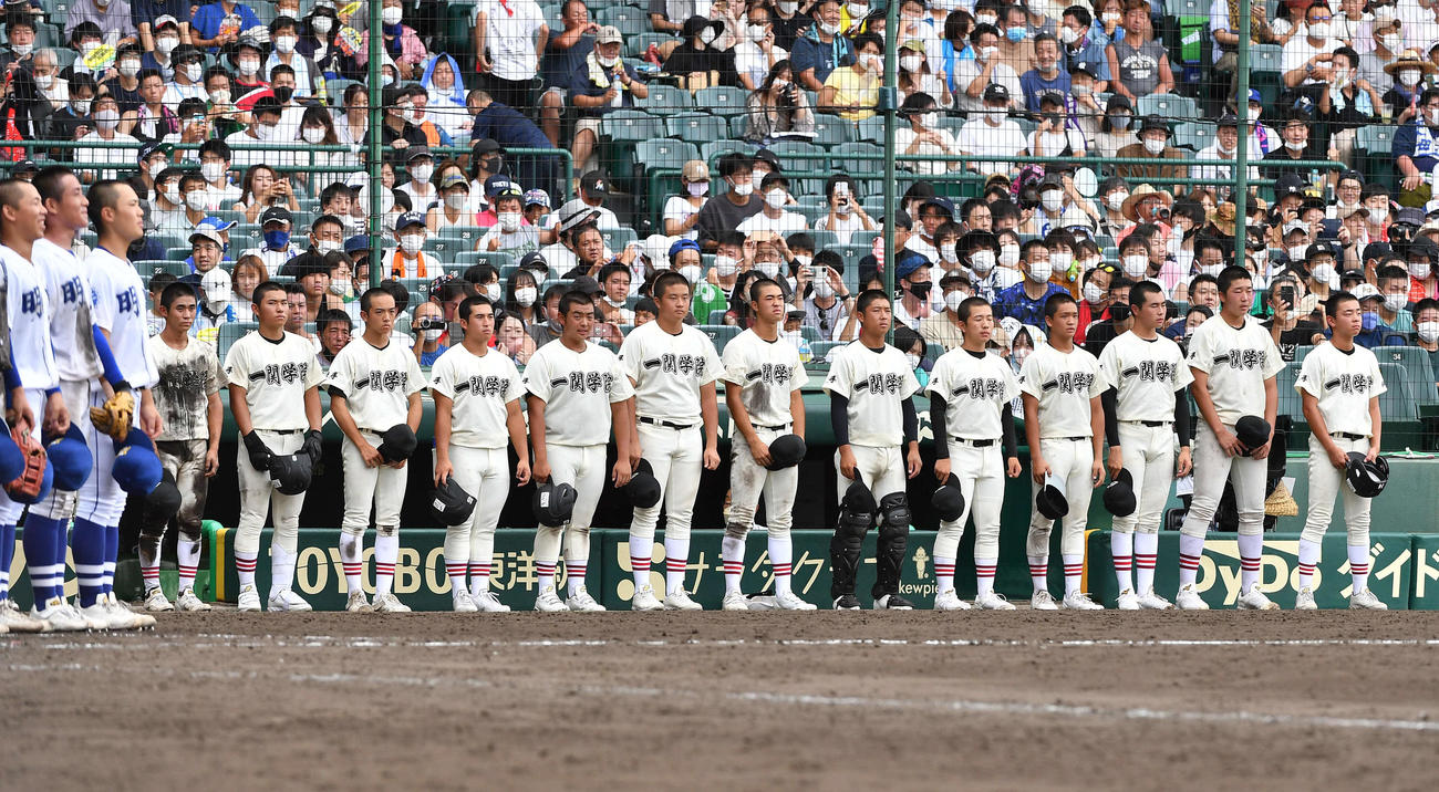 明豊対一関学院　明豊に敗れ、肩を落とす一関学院ナイン（撮影・岩下翔太）