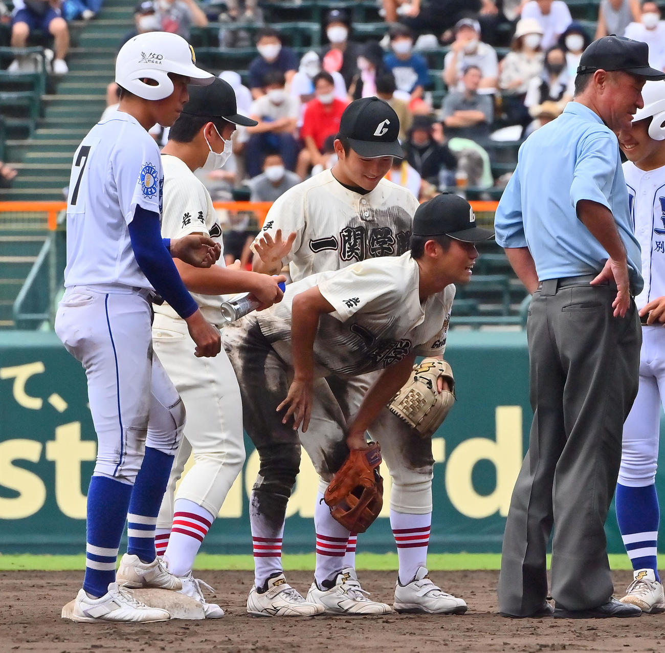 明豊対一関学院　8回表明豊1死一塁、石川の打球を股間に当て痛がる遊撃手原田（撮影・和賀正仁）