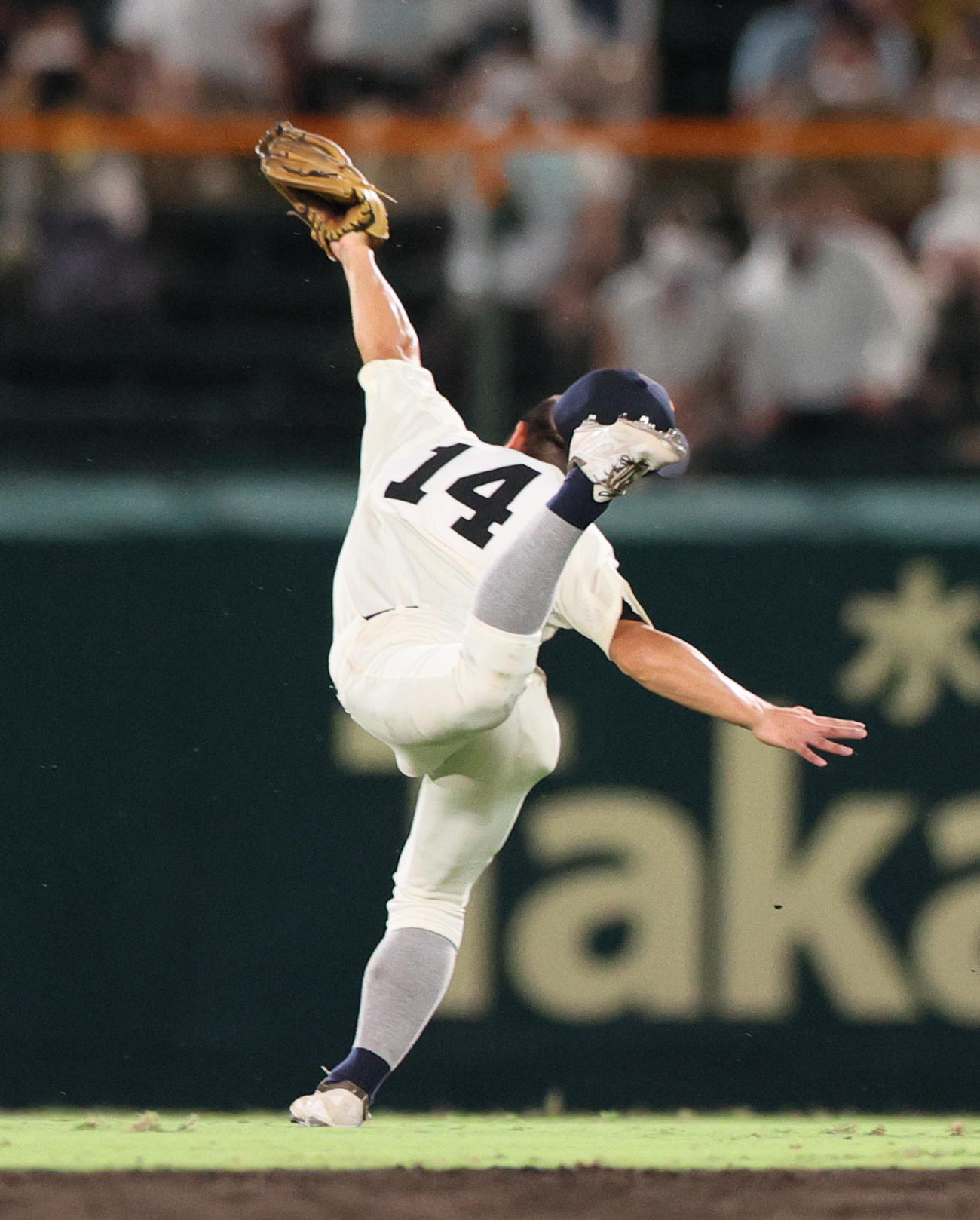 8回裏天理2死満塁、二塁手峯は戸井零士の飛球を好捕する（撮影・上山淳一）