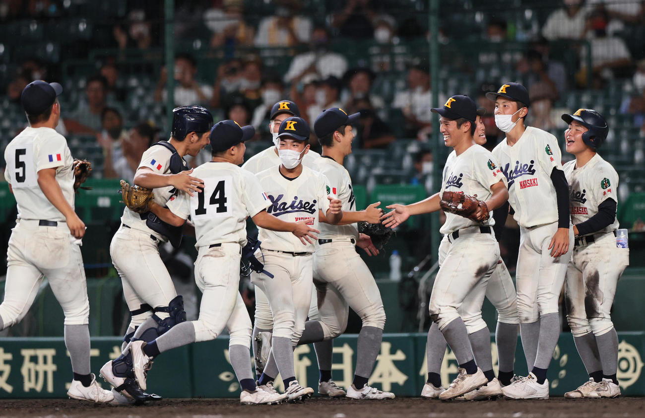 海星対天理　8回裏天理2死満塁、二塁手峯（左から3人目）は戸井の飛球を好捕しピントを救いナインから出迎えられる（撮影・上山淳一）