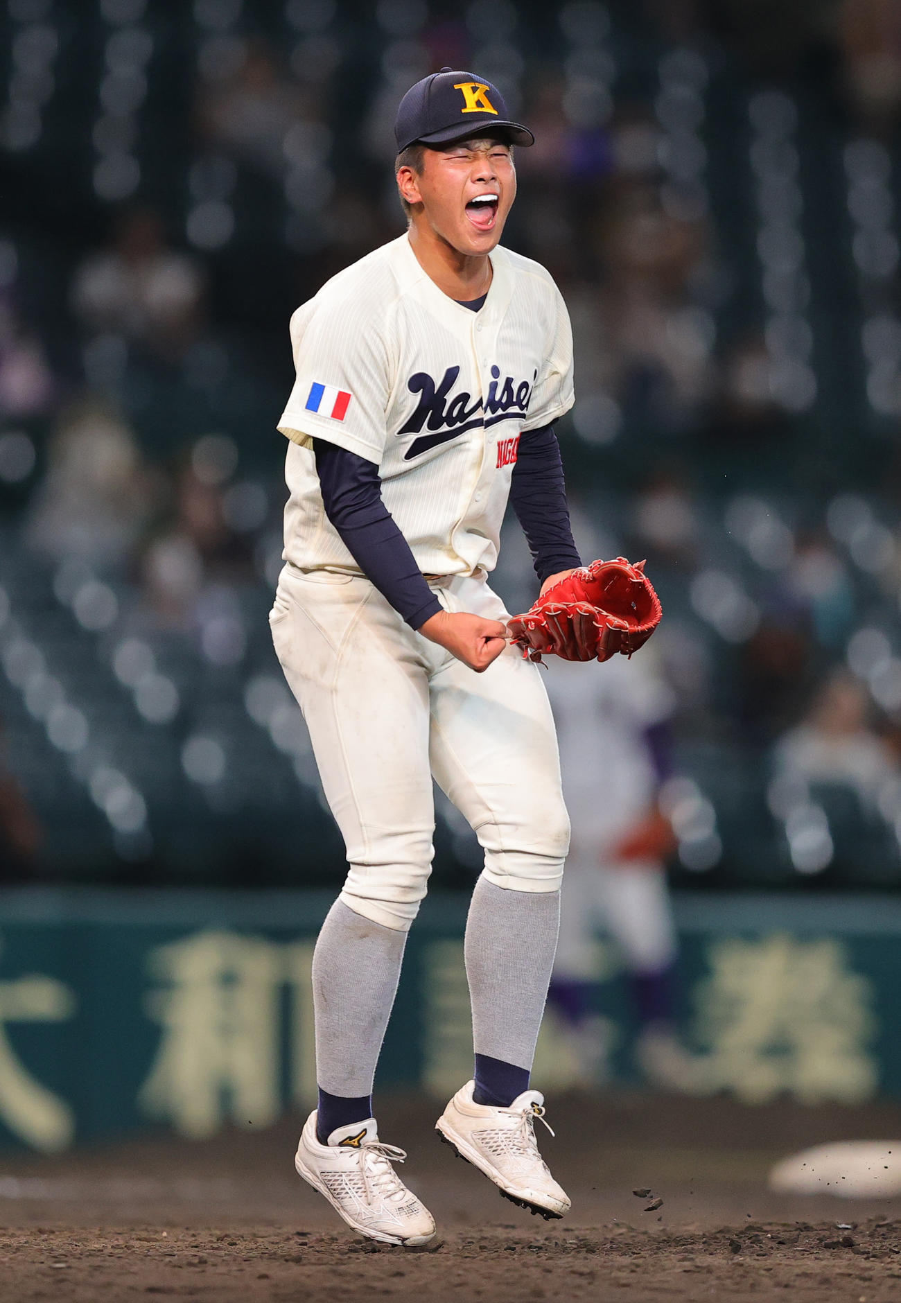 海星対天理　4－2で勝利し喜ぶ海星・宮原（撮影・野上伸悟）