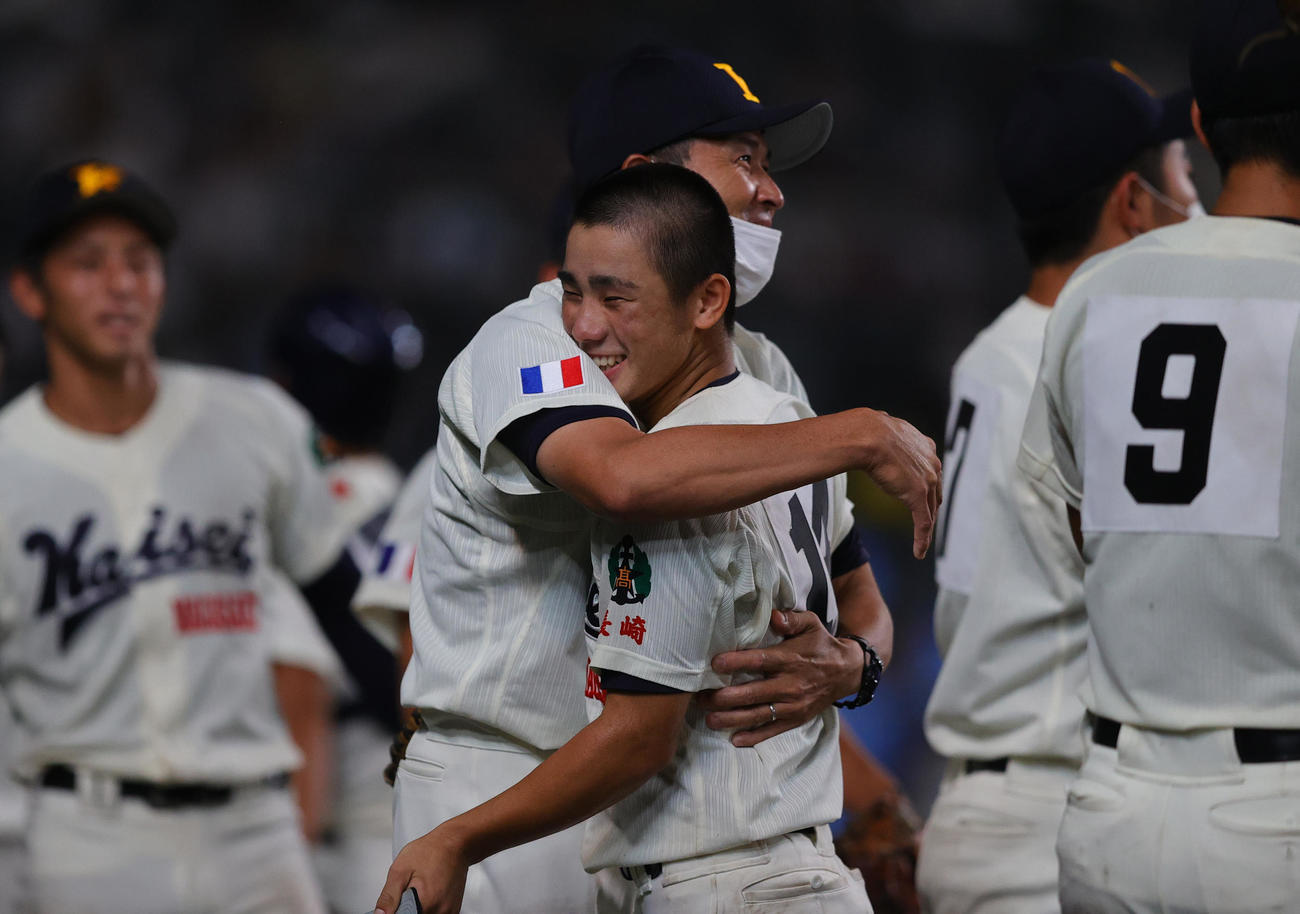 海星対天理　8回裏天理2死満塁、戸井零士の二飛を好捕した峯（右）を抱き締める加藤監督（撮影・野上伸悟）