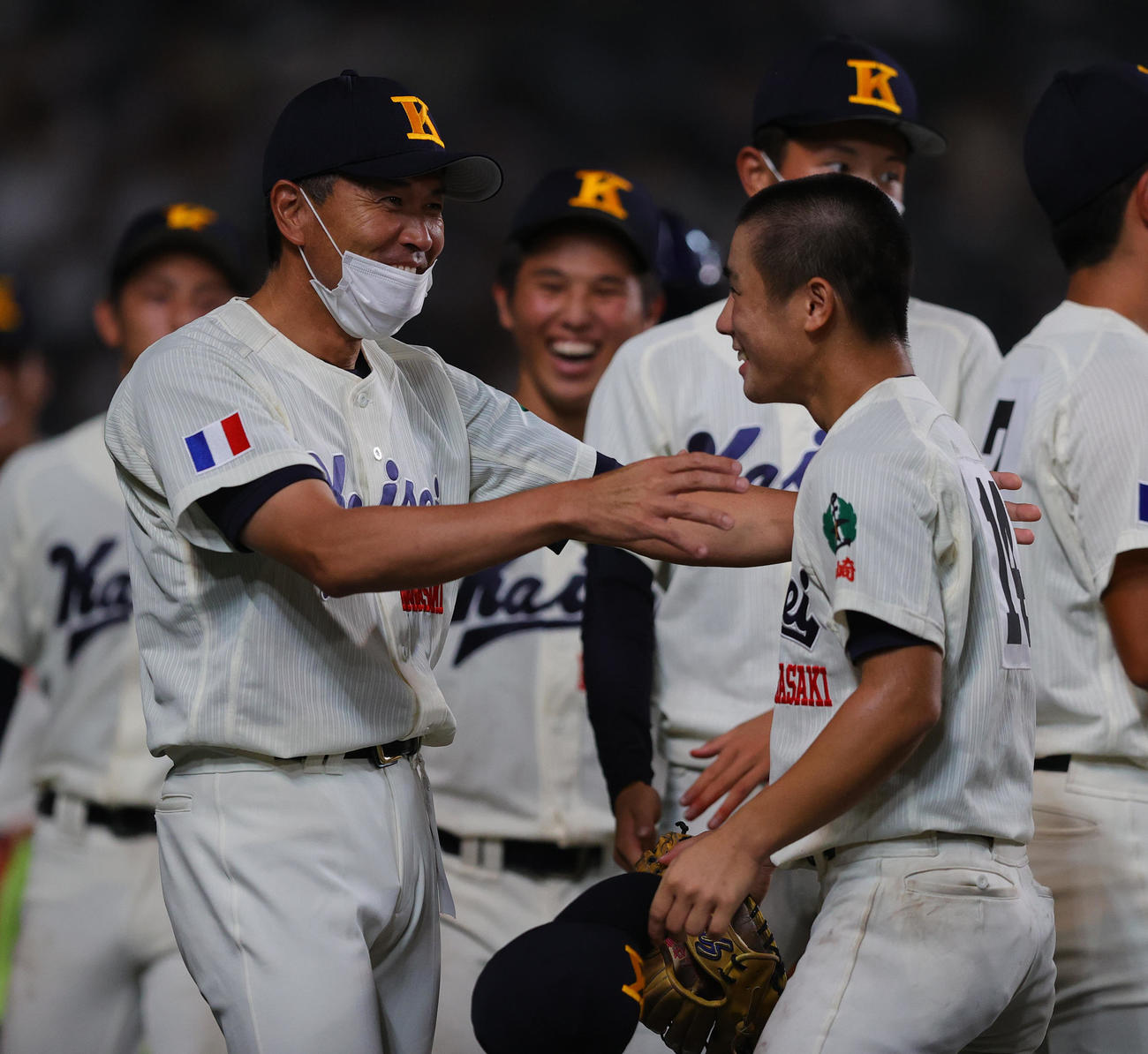 海星対天理　8回裏天理2死満塁、戸井零士の二飛を好捕した峯（右）を抱き締める加藤監督（撮影・野上伸悟）