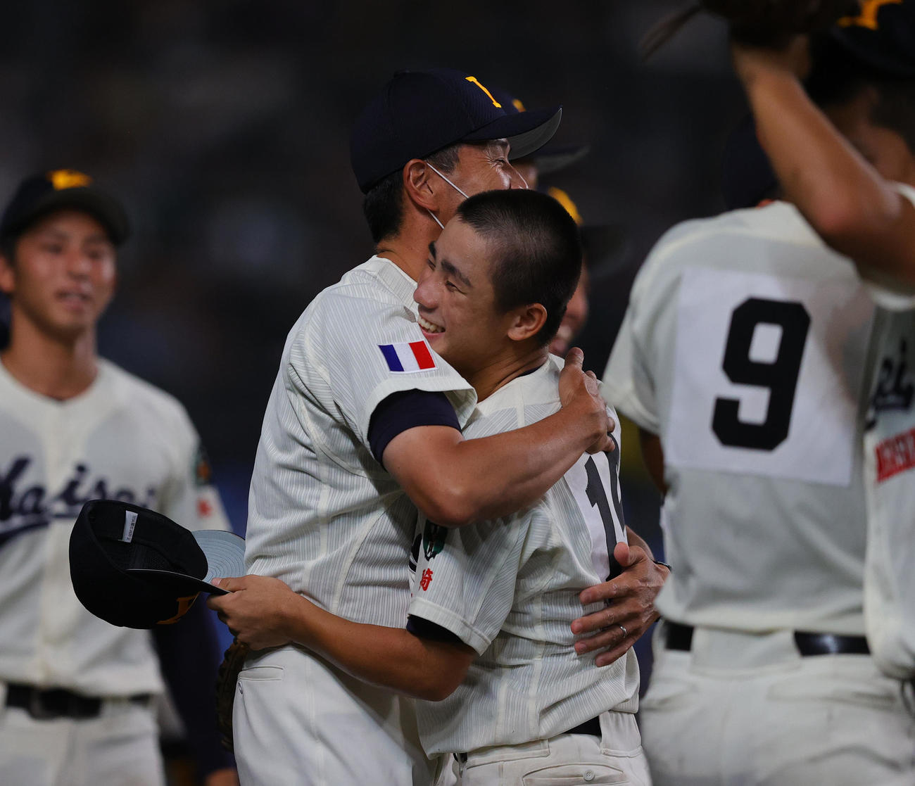 海星対天理　8回裏天理2死満塁、戸井零士の二飛を好捕した峯（右）を抱き締める加藤監督（撮影・野上伸悟）