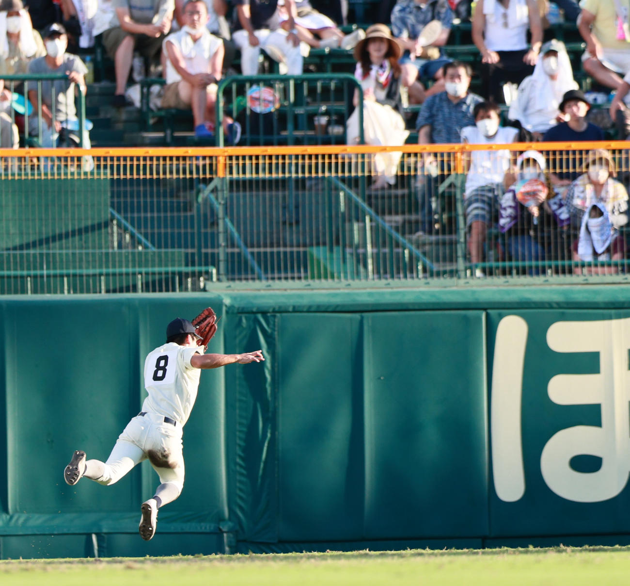海星対天理　2回裏天理2死一、二塁、中堅手河内は戸井の飛球を好捕する（撮影・上山淳一）