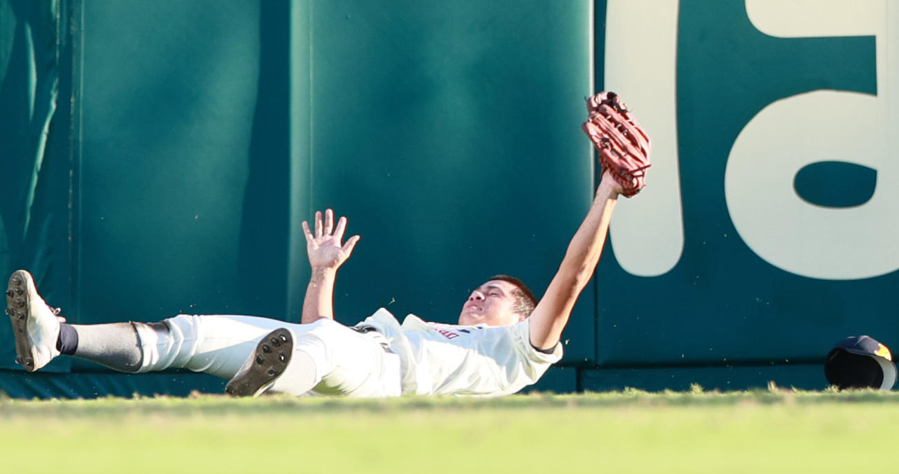 海星対天理　2回裏天理2死一、二塁、中堅手河内は戸井の飛球を好捕する（撮影・上山淳一）
