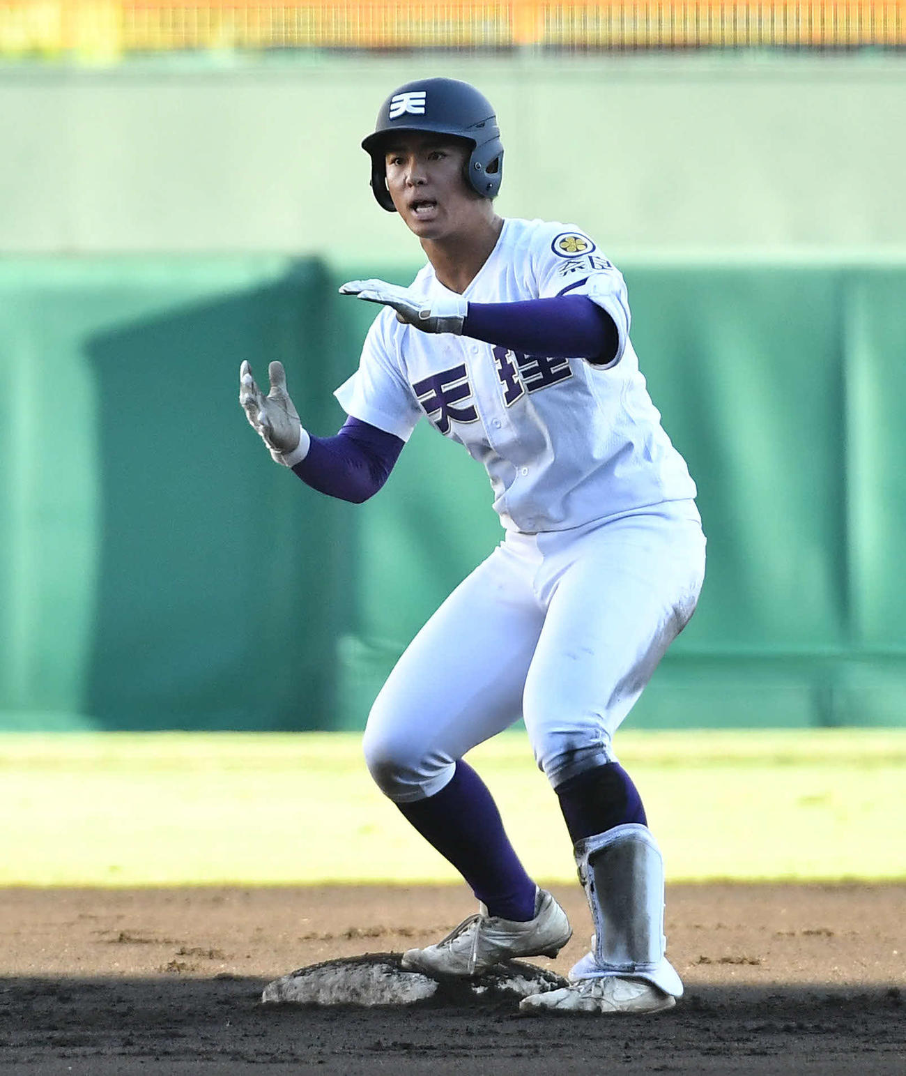 海星対天理　1回裏天理1死一、二塁、同点の左適時二塁打を放ち、ベンチに向かってポーズを決める内藤（撮影・岩下翔太）