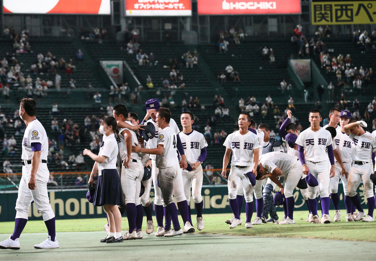 海星対天理　応援席にあいさつを終え引きあげる天理ナイン（撮影・上山淳一）