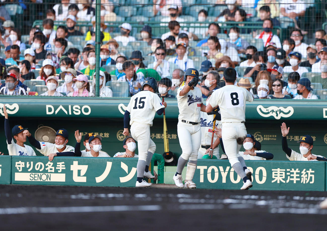 海星対天理　1回表海星1死三塁、丸本の右前適時打で河内（手前）が先制生還し盛り上がる海星ナイン（撮影・上山淳一）