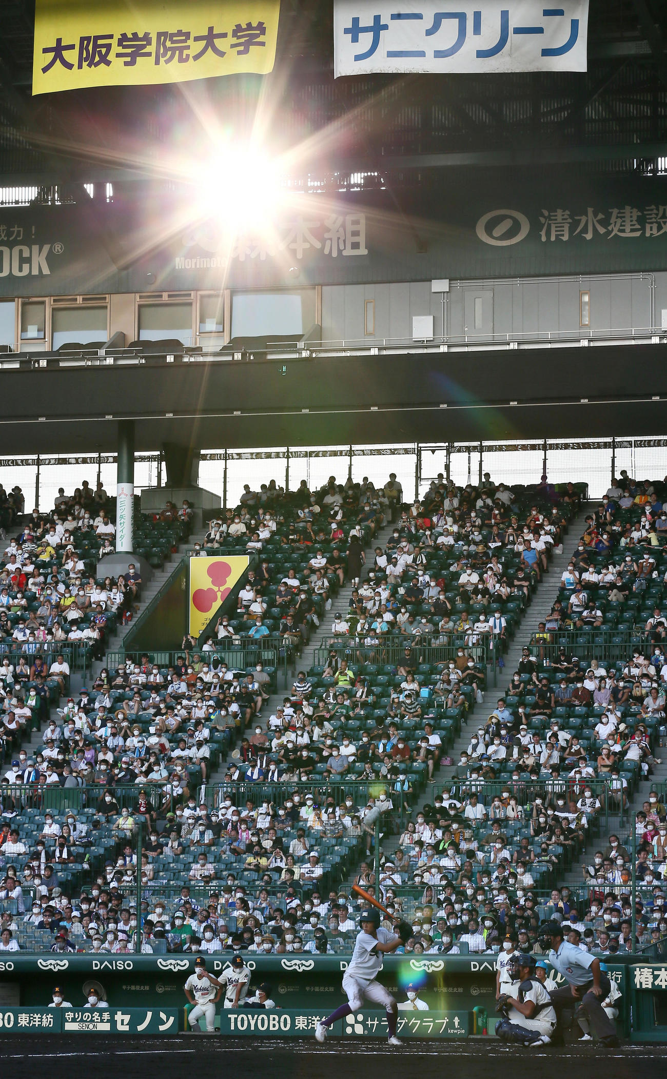 海星対天理　甲子園球場の銀傘の隙間から太陽の光が差し込む（撮影・上山淳一）
