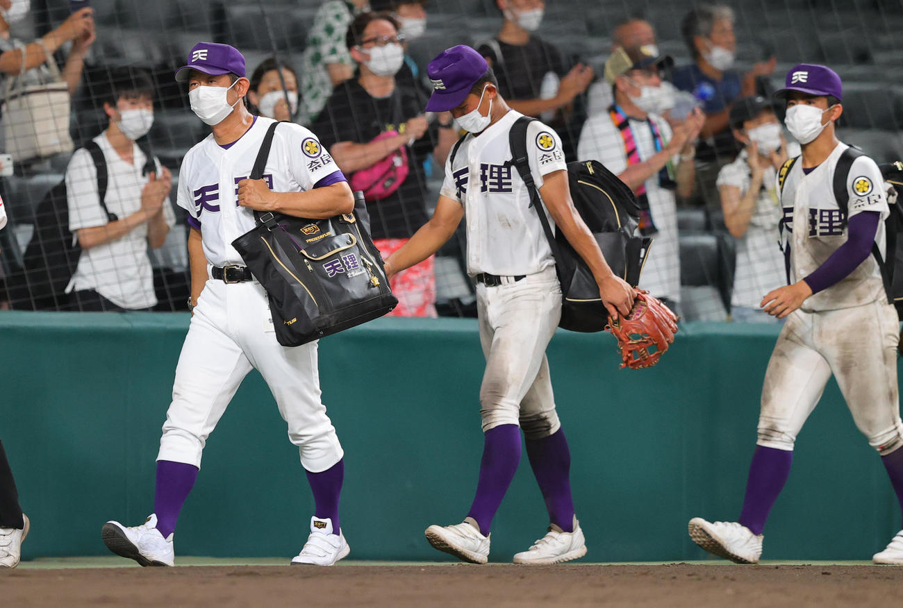 海星対天理　2－4で敗れ引き揚げる天理・中村良二監督（左端）ら（撮影・野上伸悟）