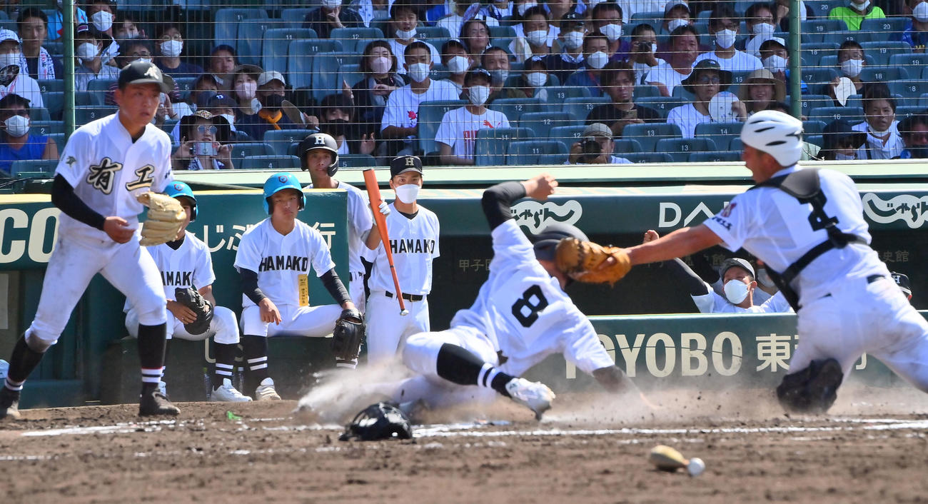 有田工対浜田　5回裏浜田無死二、三塁、高木の右前打で岡が生還し喜ぶ浜田ナイン（撮影・和賀正仁）