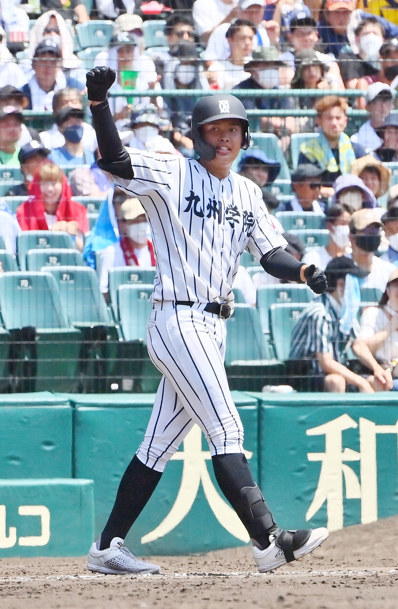 帝京第五対九州学院　6回裏九州学院1死、右翼線に三塁打を放った村上慶はガッツポーズ（撮影・和賀正仁）