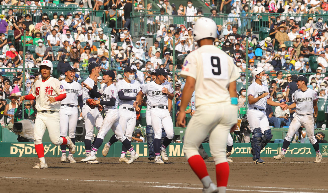 智弁和歌山対国学院栃木　5－3で勝利し喜ぶ国学院栃木の選手たち（撮影・野上伸悟）