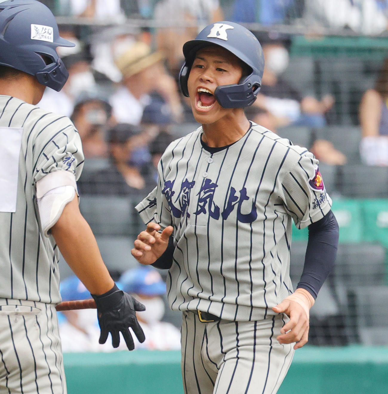 敦賀気比対市船橋　3回表敦賀気比無死満塁、春山の左犠飛で生還し喜ぶ渡辺（撮影・野上伸悟）