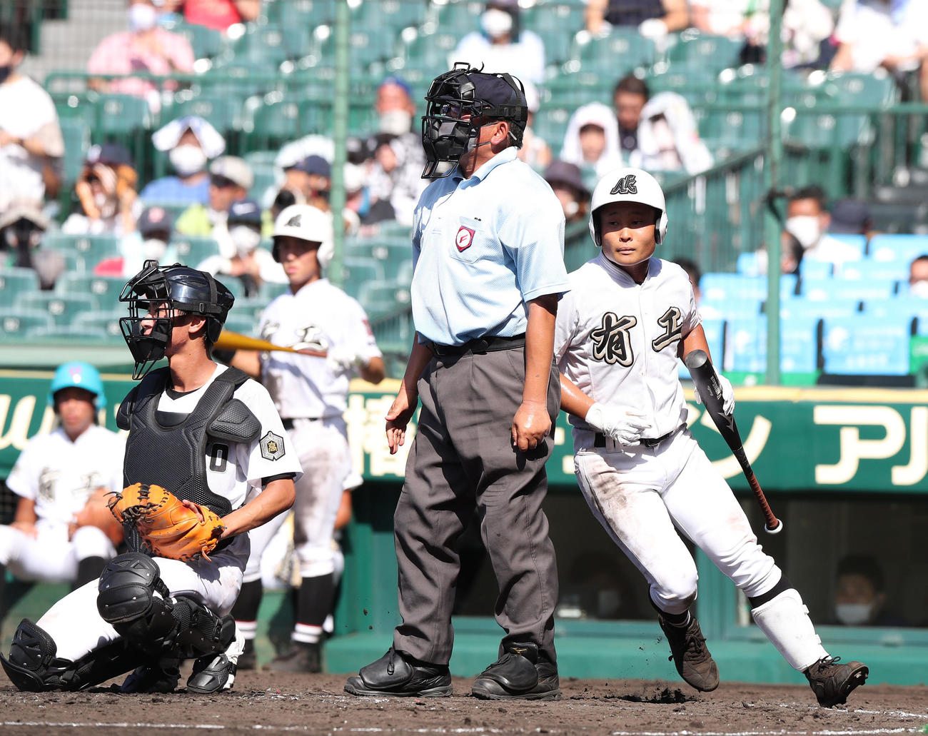 有田工対浜田　4回表有田工1死、尾崎球審の後ろを回り右打席に向かう山口洸（撮影・白石智彦）