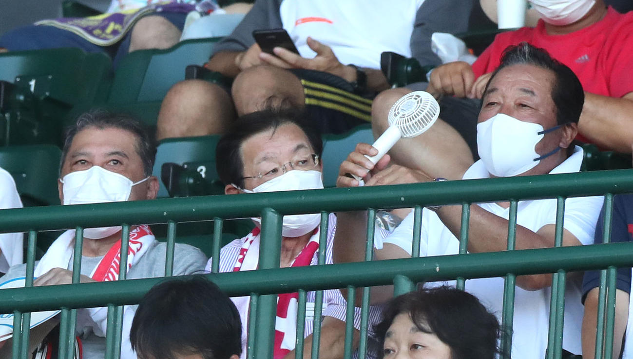 有田工対浜田　母校、浜田の試合を観戦する左から、清水雅治氏、1人挟んで携帯用扇風機を持つ梨田昌孝氏（撮影・白石智彦）