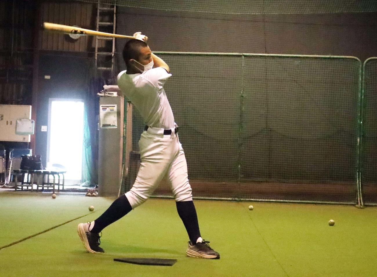 黙々と打撃練習に励む札幌大谷・佐々木涼斗新主将（撮影・永野高輔）
