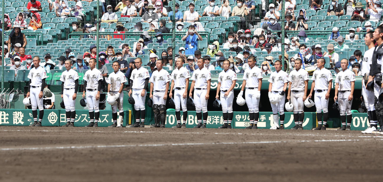 有田工対浜田　浜田に敗れてベンチ前に整列する有田工ナイン（撮影・白石智彦）