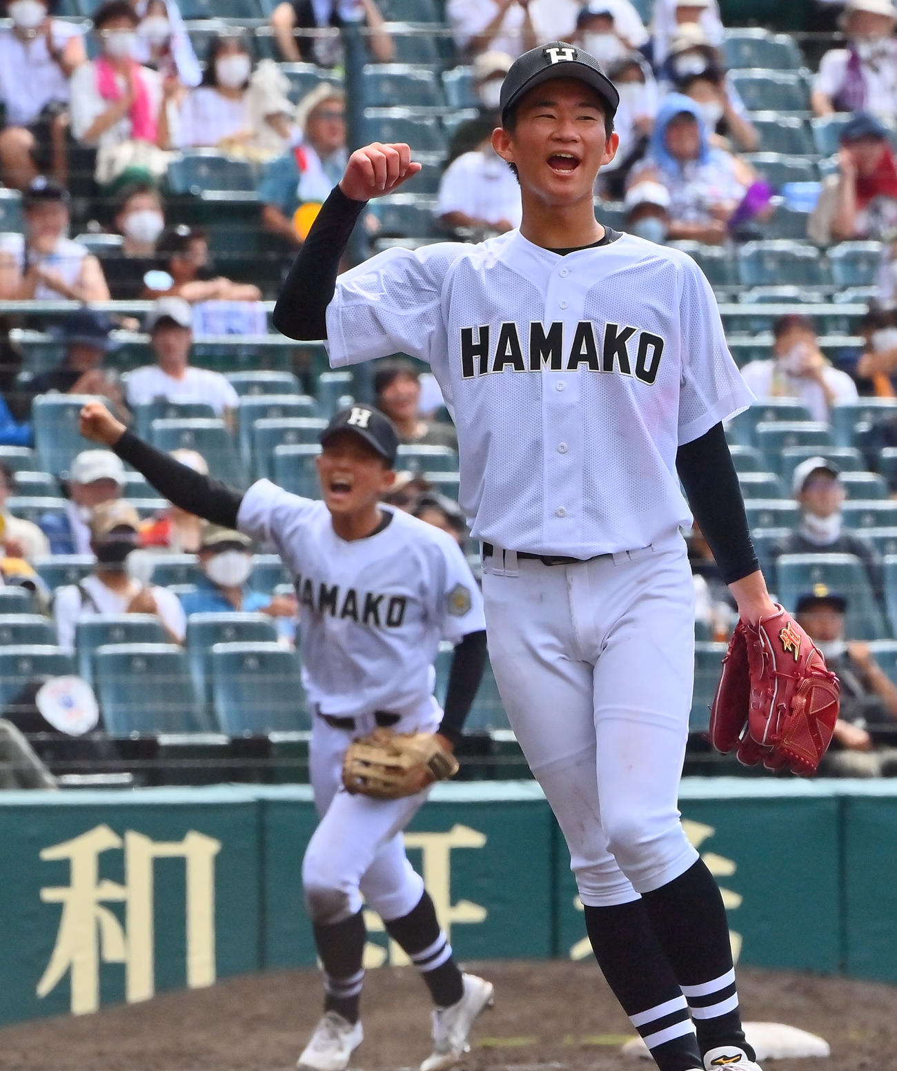有田工対浜田　有田工に勝利しガッツポーズする浜田・森井（撮影・和賀正仁）