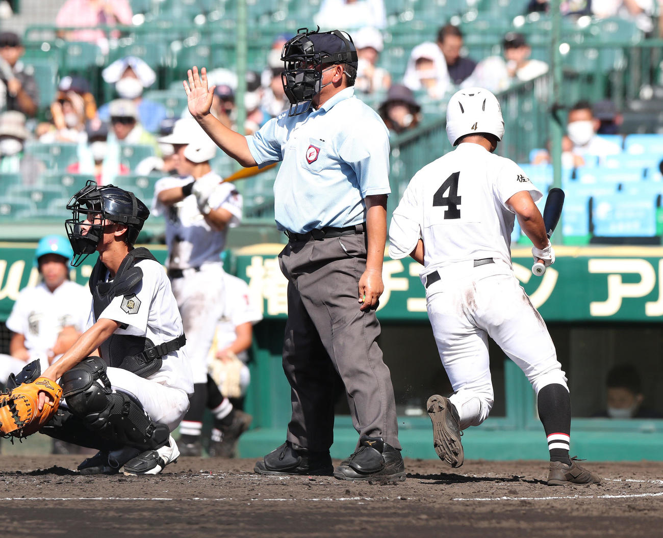 有田工対浜田　4回表有田工1死、尾崎球審の後ろを回り左打席に向かう山口洸（撮影・白石智彦）