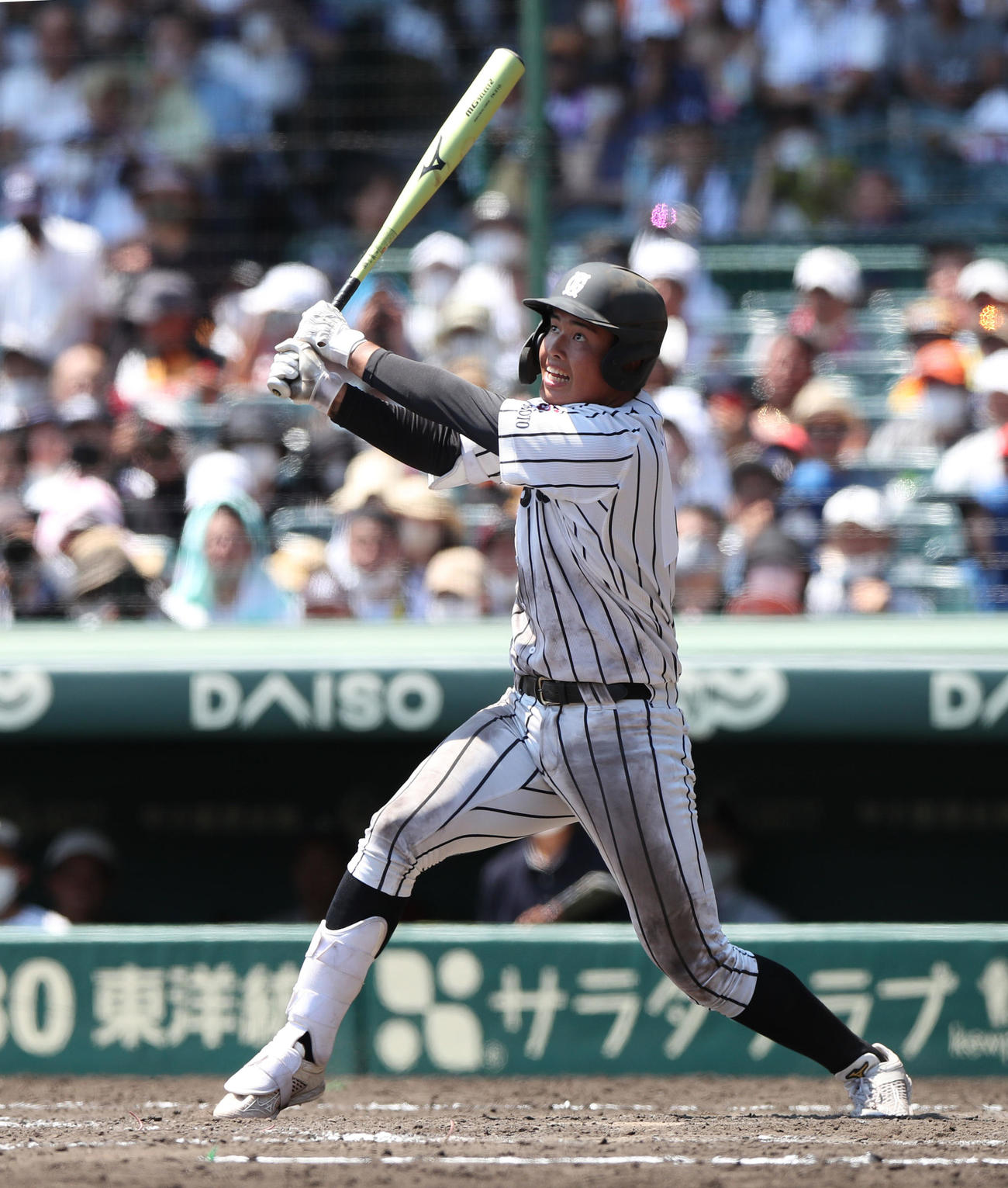 帝京五対九州学院　8回裏九州学院無死、村上慶は左越えフェンス直撃二塁打を放つ（撮影・白石智彦）