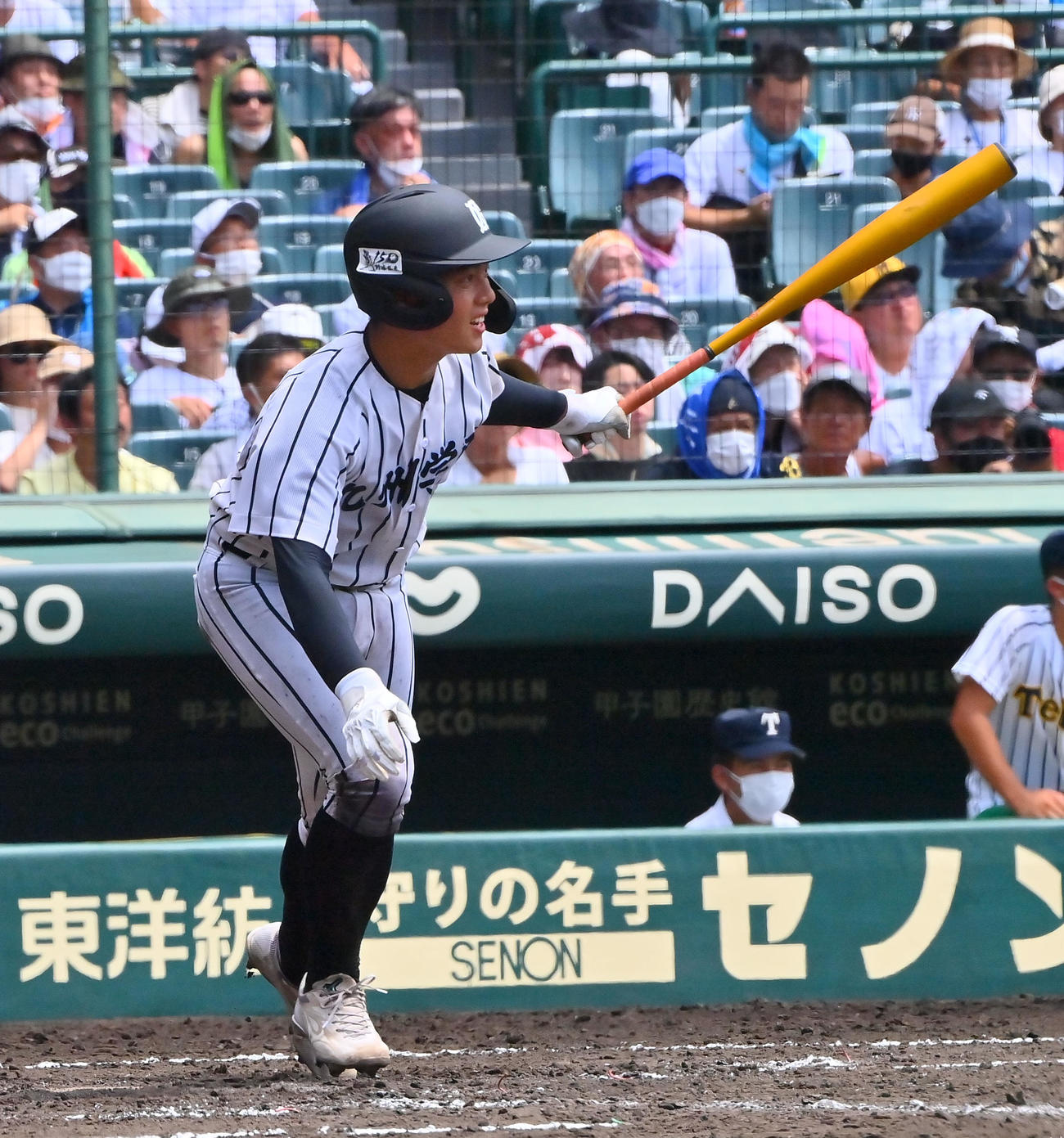 帝京第五対九州学院　3回裏九州学院1死三塁、中犠飛を放つ渡辺（撮影・和賀正仁）