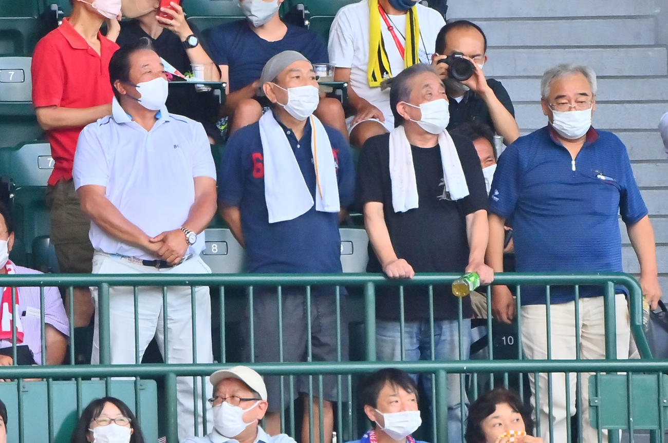 有田工対浜田　有田工に勝利し立ち上がって校歌を聴く浜田OB梨田昌孝氏（撮影・和賀正仁）