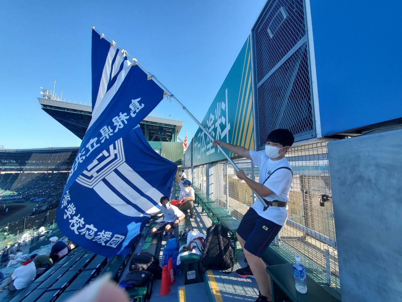 重量約20キロの大応援旗を持つ浜田の3年生、筆谷綜太さん