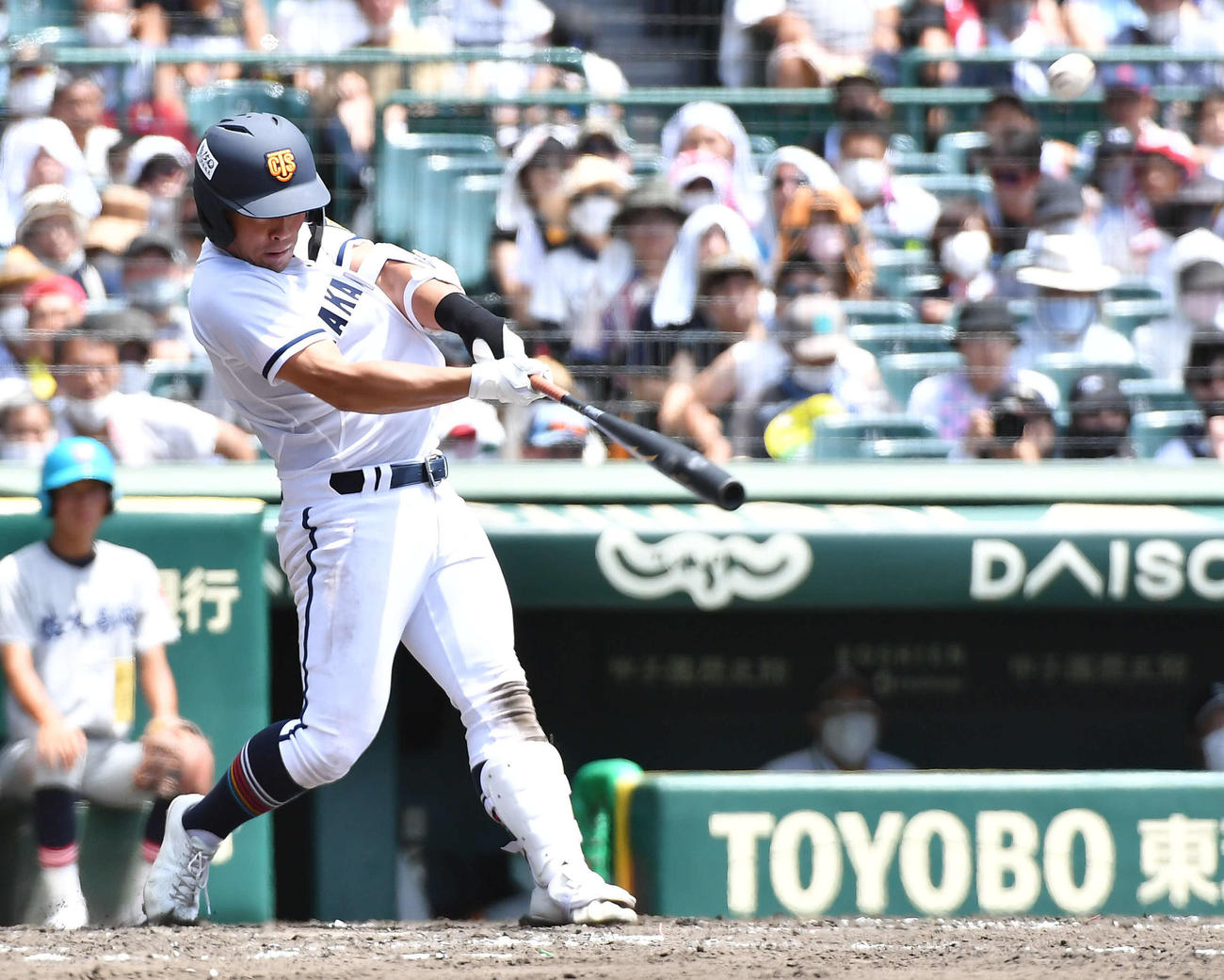 11日、佐久長聖戦で右中間へ本塁打を放つ高松商・浅野翔吾