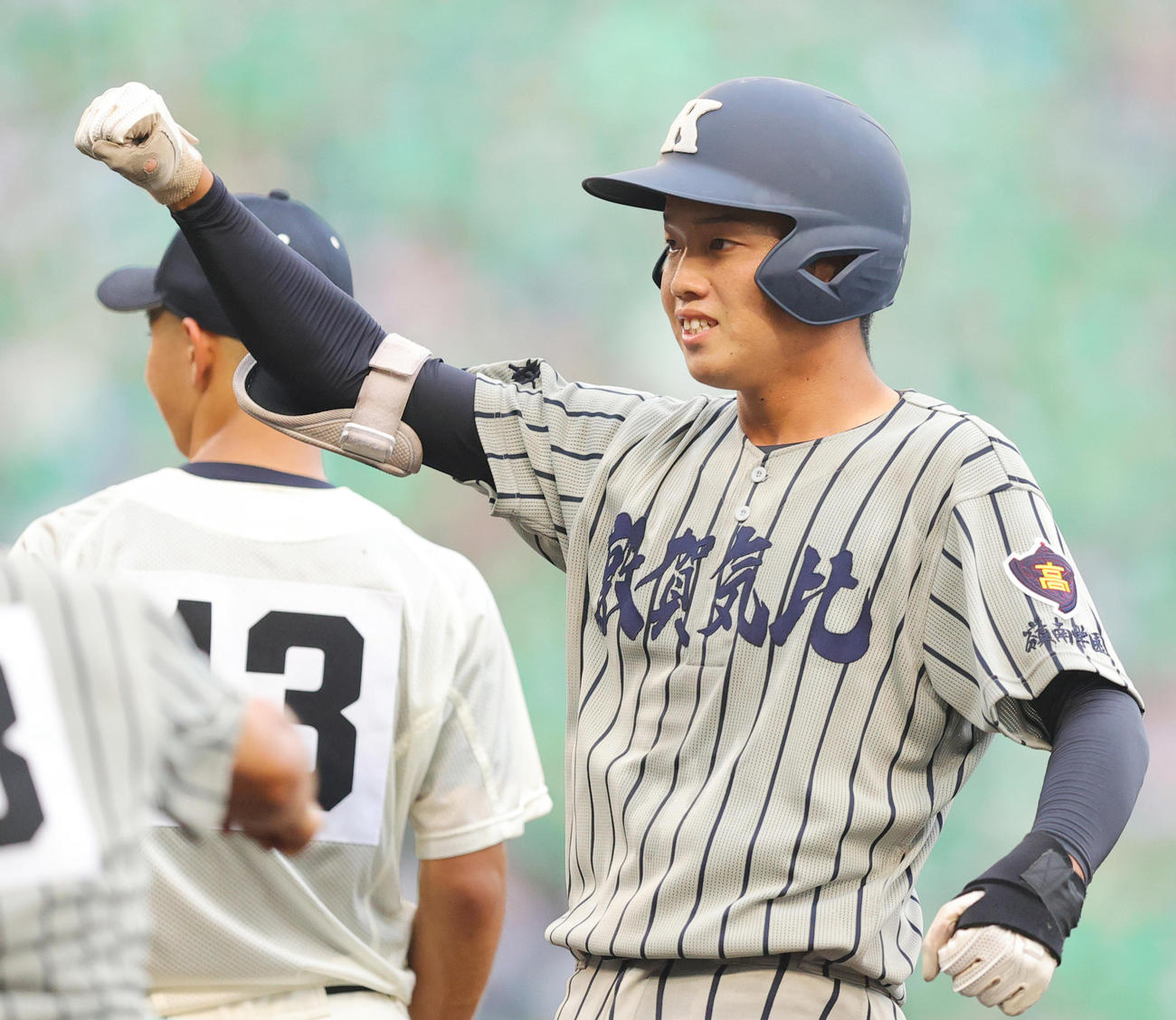 5回表敦賀気比2死二、三塁、中前2点適時打を放ちガッツポーズの岡村颯樹（撮影・野上伸悟）
