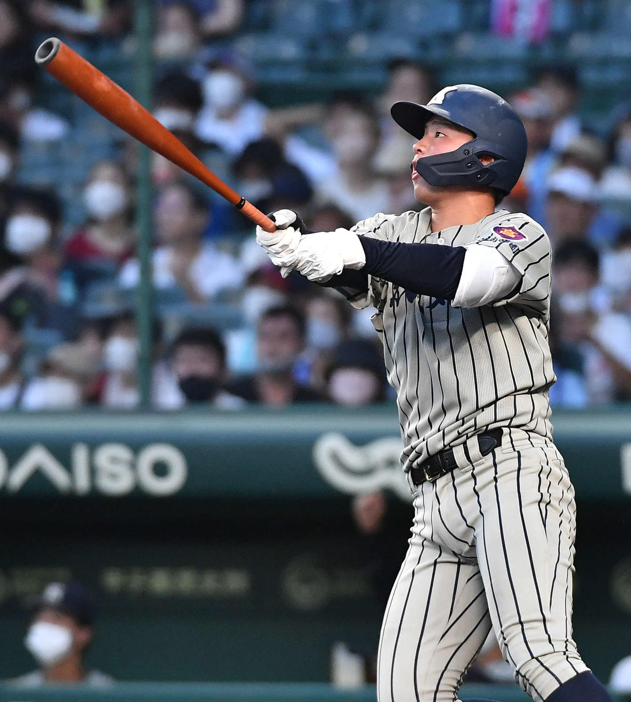 8回表敦賀気比2死一、三塁、上加世田は中越え2点適時二塁打を放つ（撮影・岩下翔太）