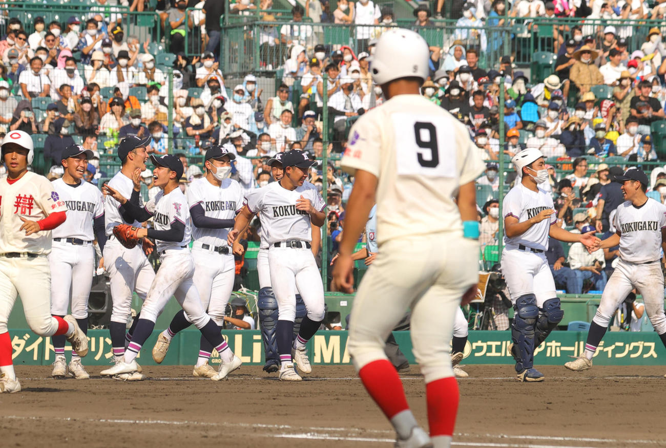 智弁和歌山に勝利し喜ぶ国学院栃木の選手たち（撮影・野上伸悟）