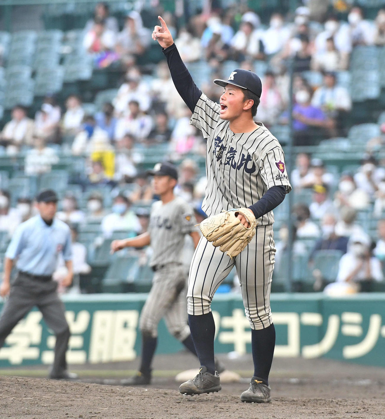敦賀気比対市船橋　6回裏市船橋2死一塁、森本星を打ち取り、打球を指さす敦賀気比・上加世田（撮影・岩下翔太）