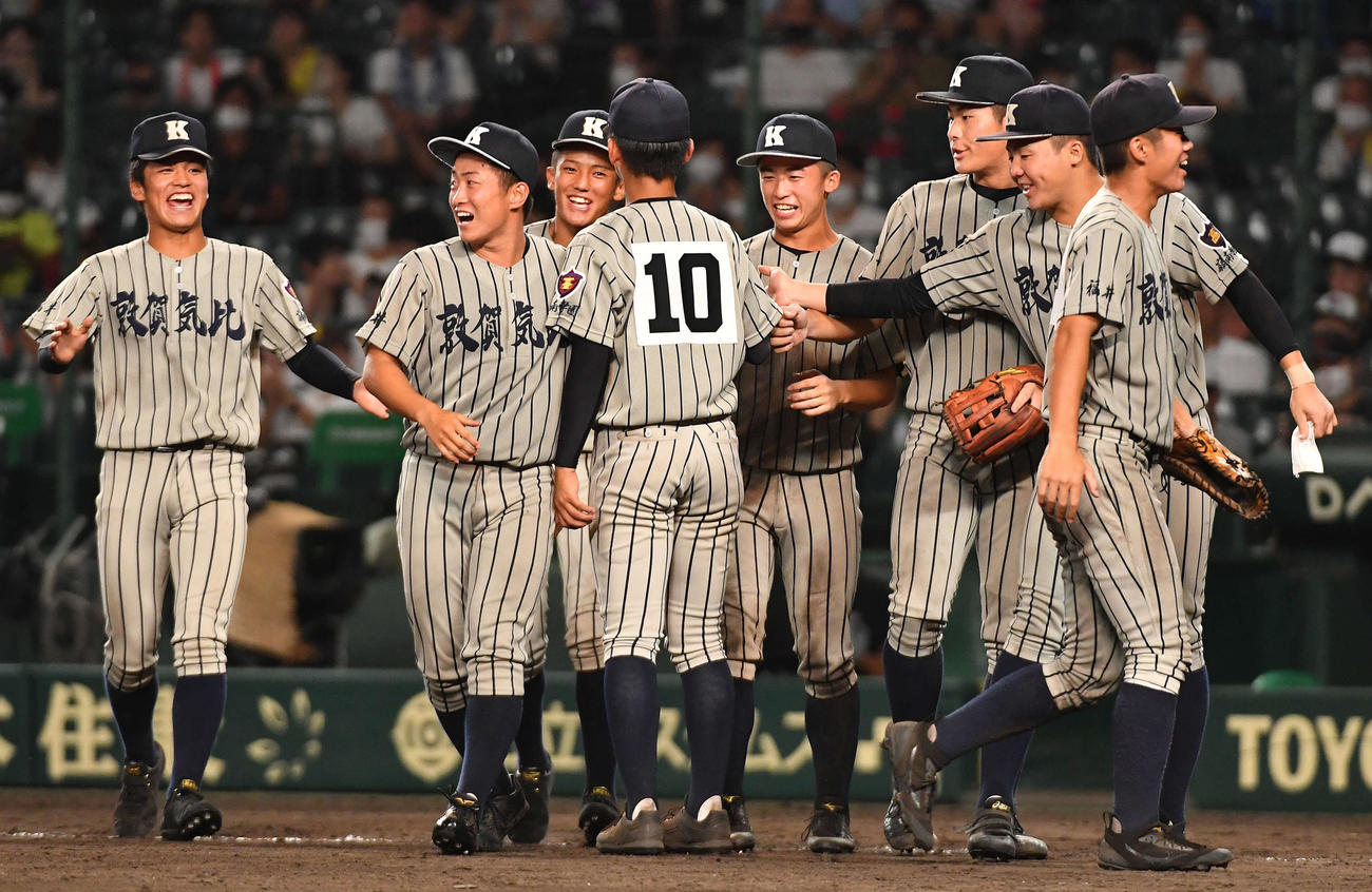 敦賀気比対市船橋　市船橋に勝利し、笑顔で整列する敦賀気比ナイン（撮影・岩下翔太）