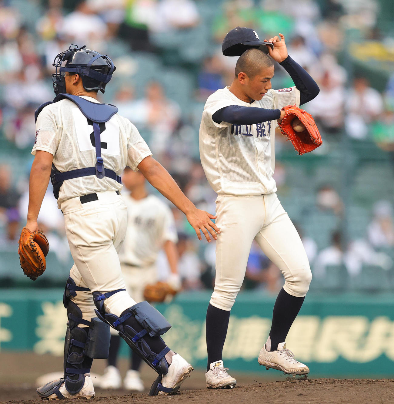 敦賀気比対市船橋　5回表市船橋無死一、二塁、マウンドで汗をふく森本哲星（右）（撮影・野上伸悟）