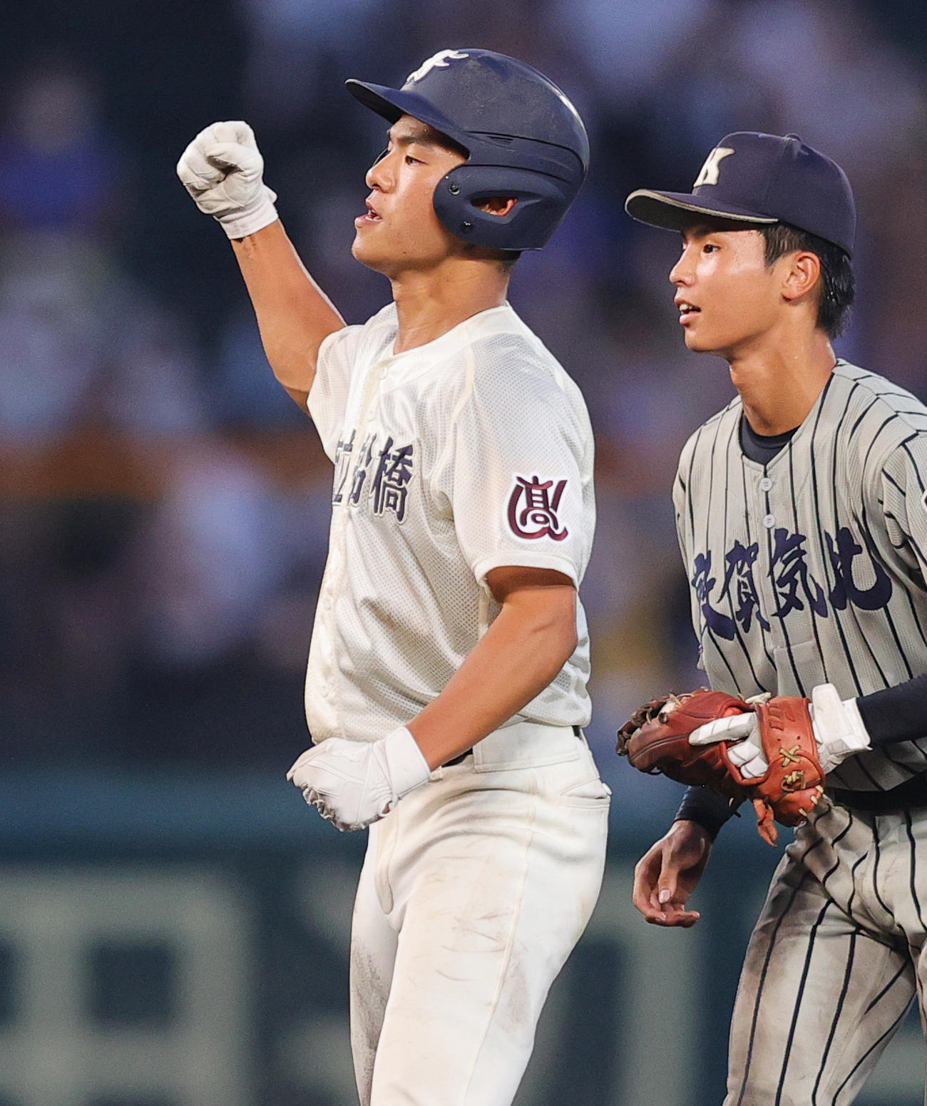 敦賀気比対市船橋　9回裏市船橋無死二、三塁、中越え2点適時打を放ちガッツポーズの森本哲太（撮影・野上伸悟）