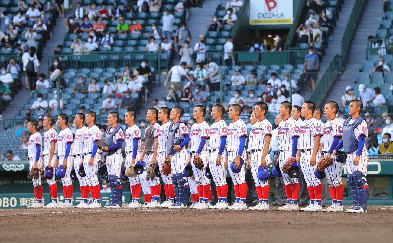 22年8月11日、下関国際対富島　5－0で勝利し校歌を斉唱する下関国際の選手たち