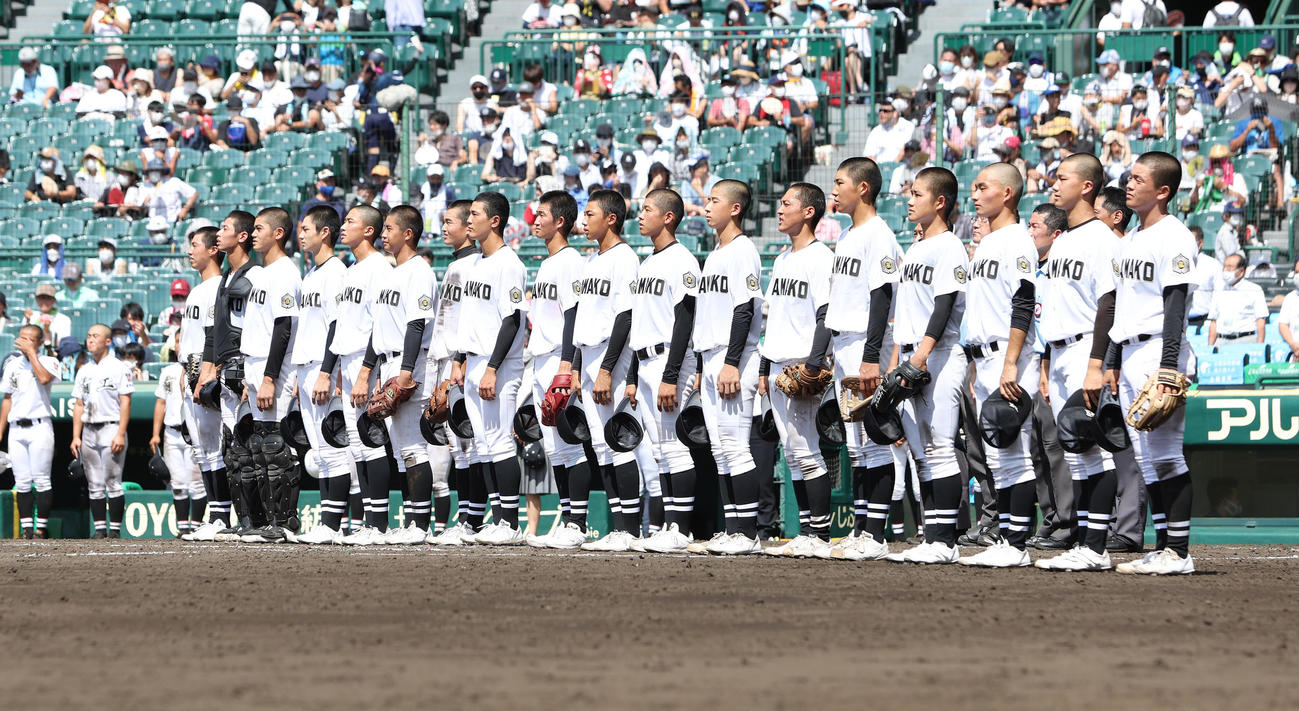 22年8月13日、有田工対浜田　有田工に勝利して校歌斉唱で整列する浜田ナイン