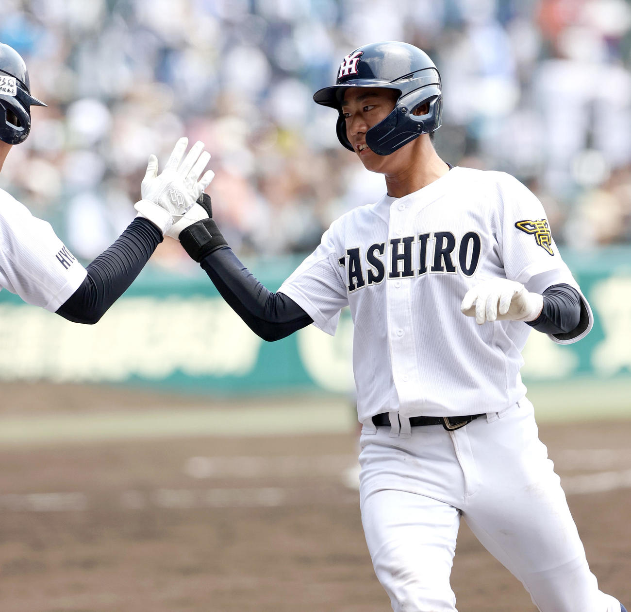 社対二松学舎大付　7回表社2死一塁、勝股は左越え2点本塁打を放ち生還する（撮影・上山淳一）