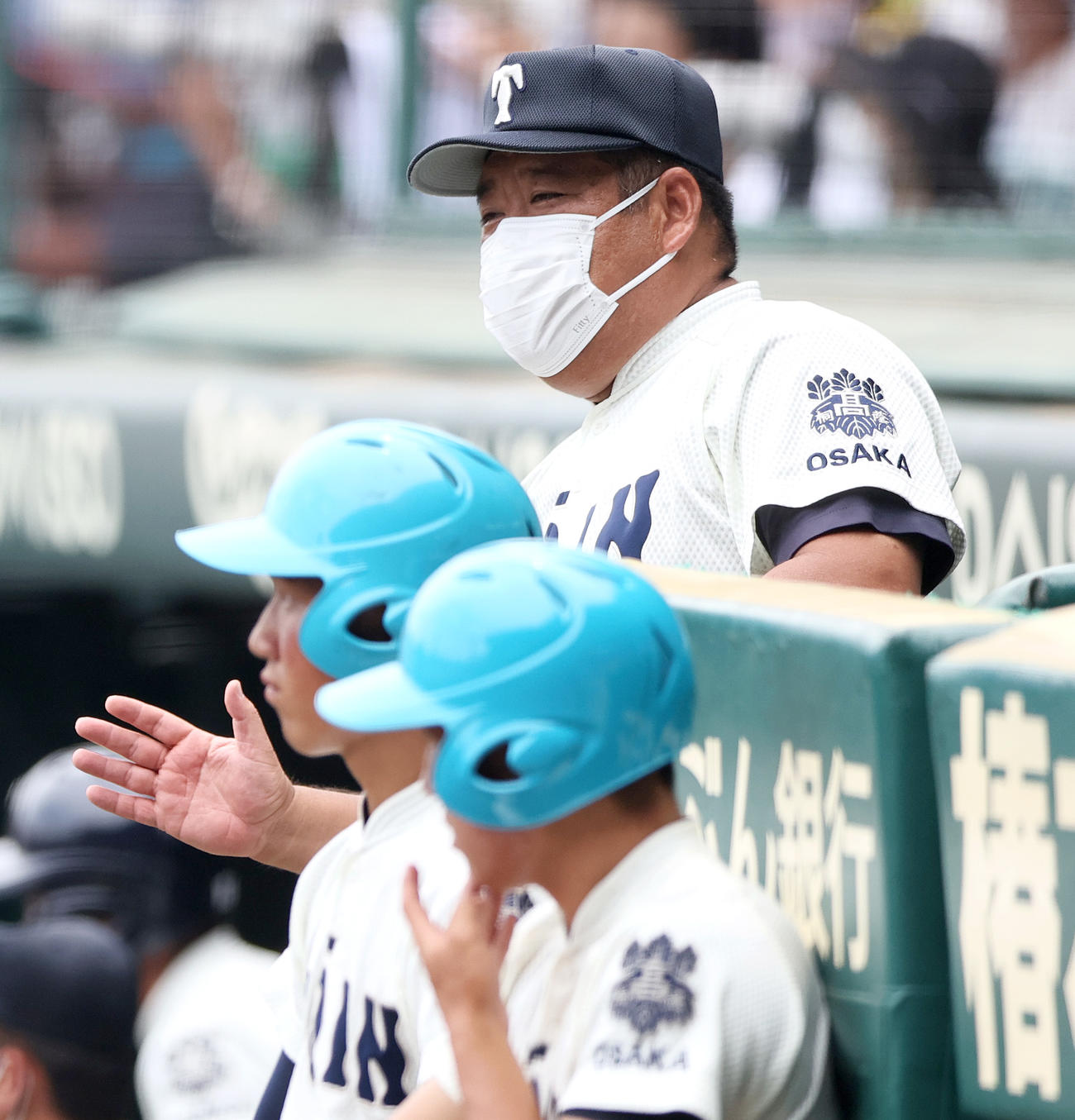 大阪桐蔭対聖望学園　ベンチから指示を出す大阪桐蔭の西谷監督（撮影・上山淳一）