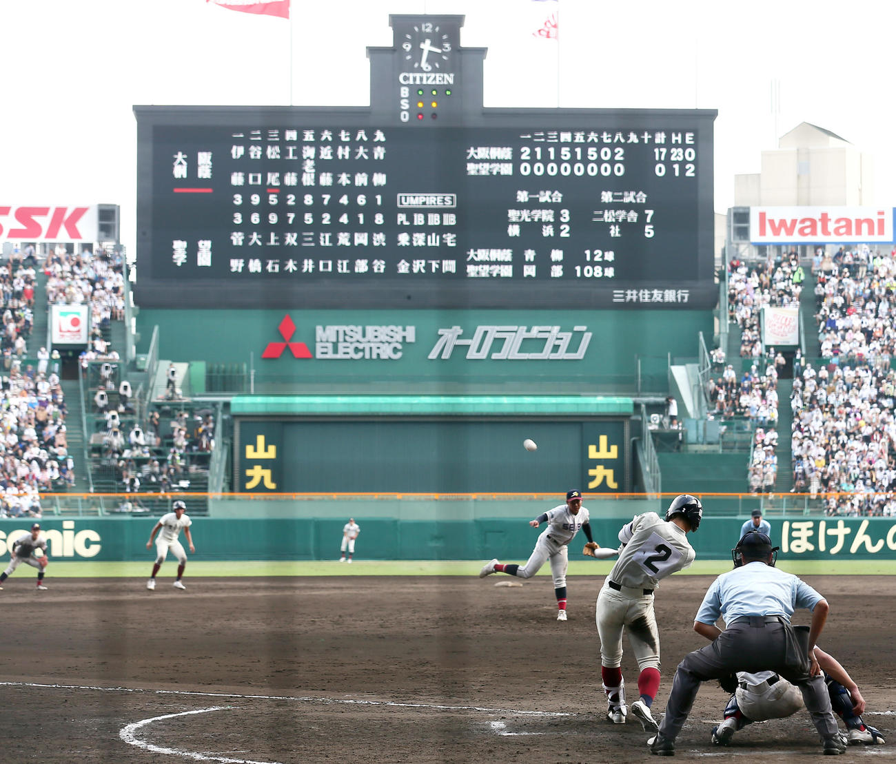 大阪桐蔭対聖望学園　9回表大阪桐蔭1死二塁、松尾は左越え2点本塁打を放つ（撮影・上山淳一）