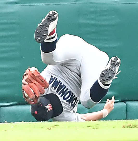 横浜対聖光学院　2回裏聖光学院2死一、二塁、赤堀の左邪飛を好捕する横浜・大坂（撮影・岩下翔太）